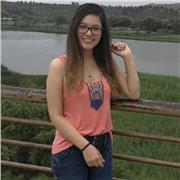 Profesora de biología imparte clases a niños de primaria y secundaria